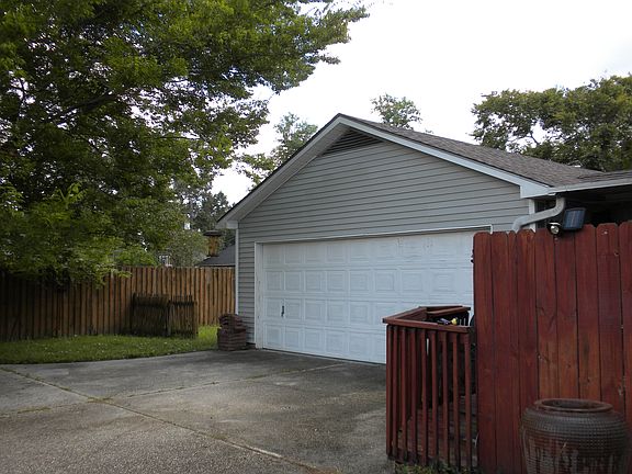 3rd image of 1106 E Tiffani St