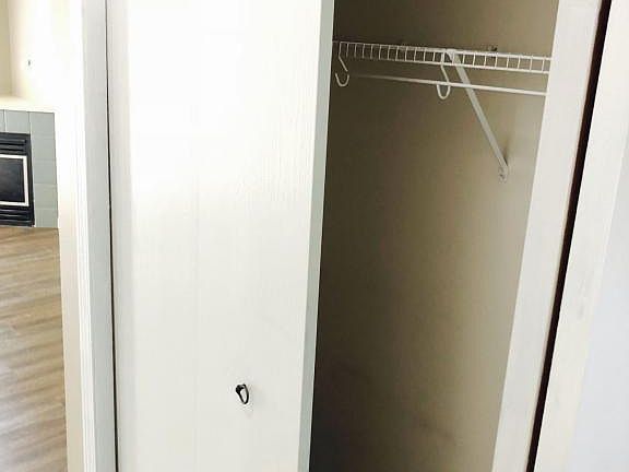 5th image of 551 Lawrence Ave #0