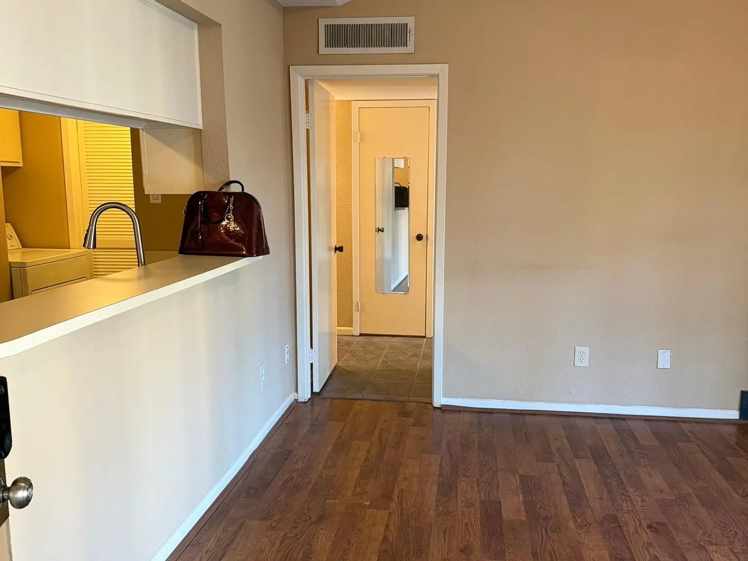 1 bed, 1.0 bath, 772 sqft, $900 — Photo 4