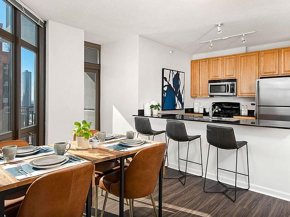 2nd image of 323 N Desplaines St #2707