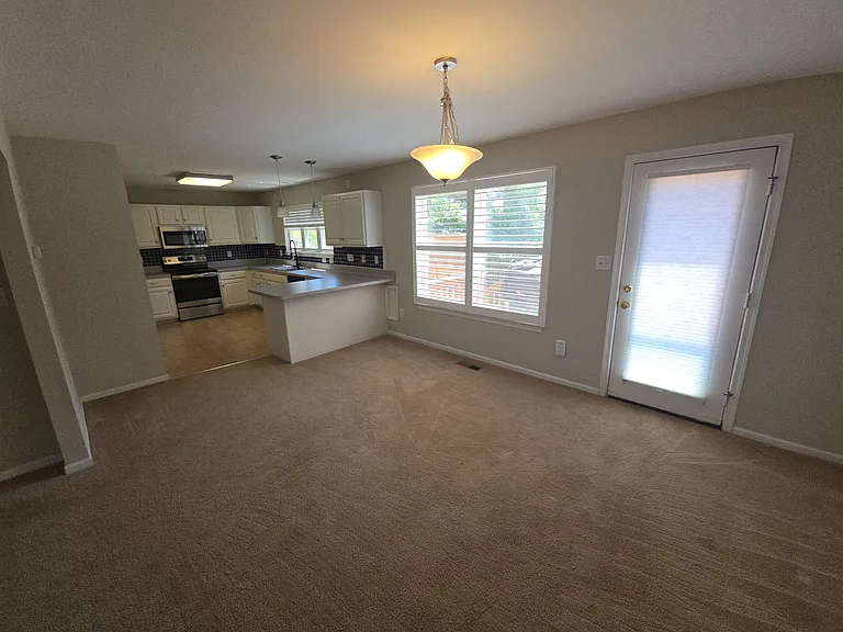 908 Terrace Ave — Photo 4
