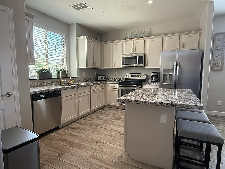 KITCHEN GRANITE COUNTER TOPS W/BREAKFAST BAR