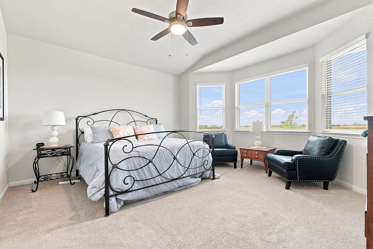 3 bed, 3.0 bath, 1929 sqft, $2,100 — Photo 3