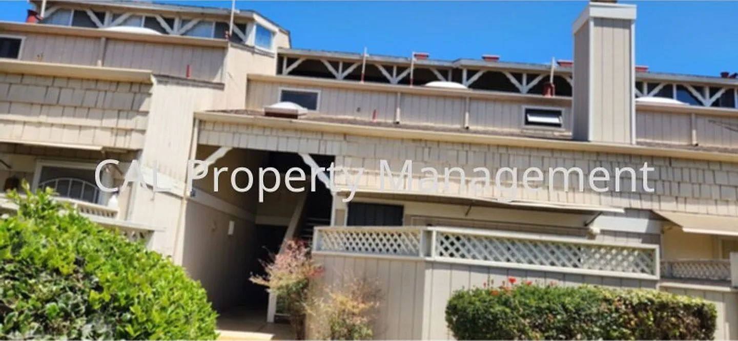 1 Bed/ 1.5 Bath Condo! — Photo 2