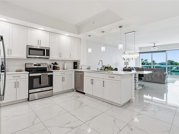 5th image of 415 ISLAND WAY #204