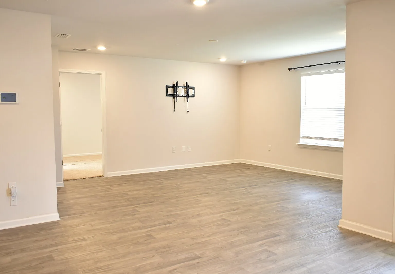 4 bed, 2.0 bath, 1768 sqft, $2,200 — Photo 2
