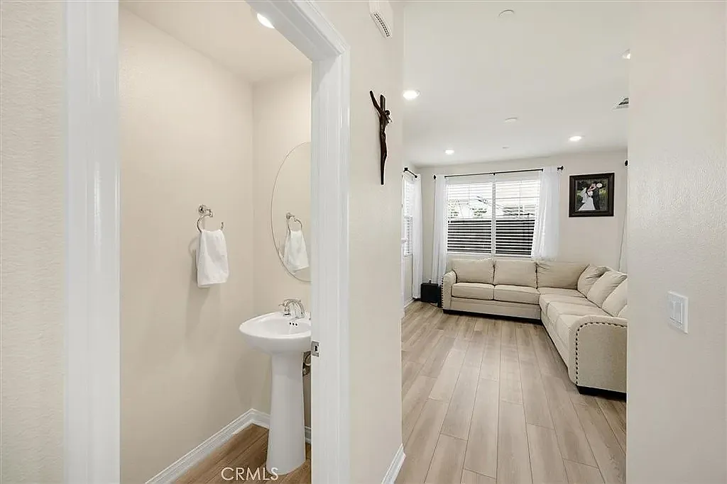 3 bed, 2.5 bath, 1573 sqft, $3,600 — Photo 2
