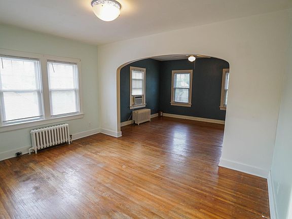 5th image of 2122 Village Dr APT 2