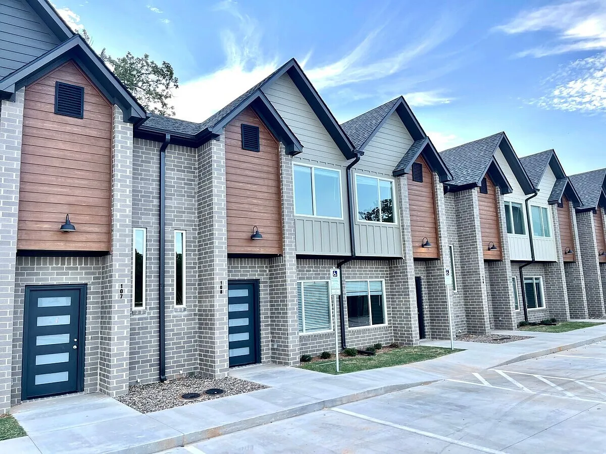 Parkway Townhomes - Multi... — Photo 3