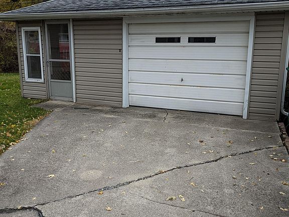 1 car Garage parking with Florida room for relaxing