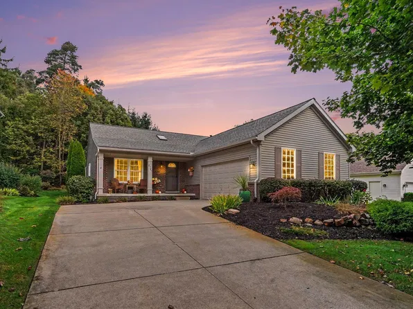 2727 Signature Cir, Pinckney, MI 48169