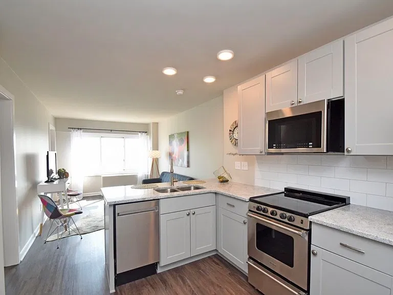 2200 Victory Pkwy #907 — Photo 4