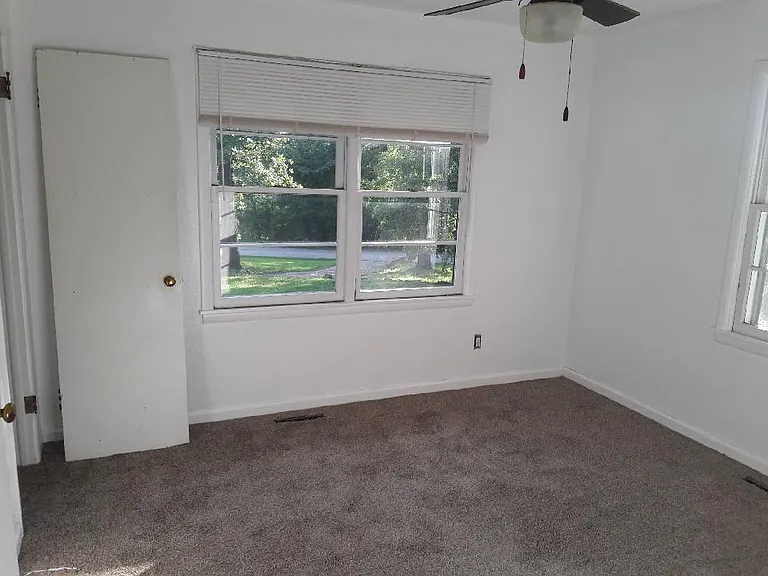324 Montgomery Dr — Photo 9