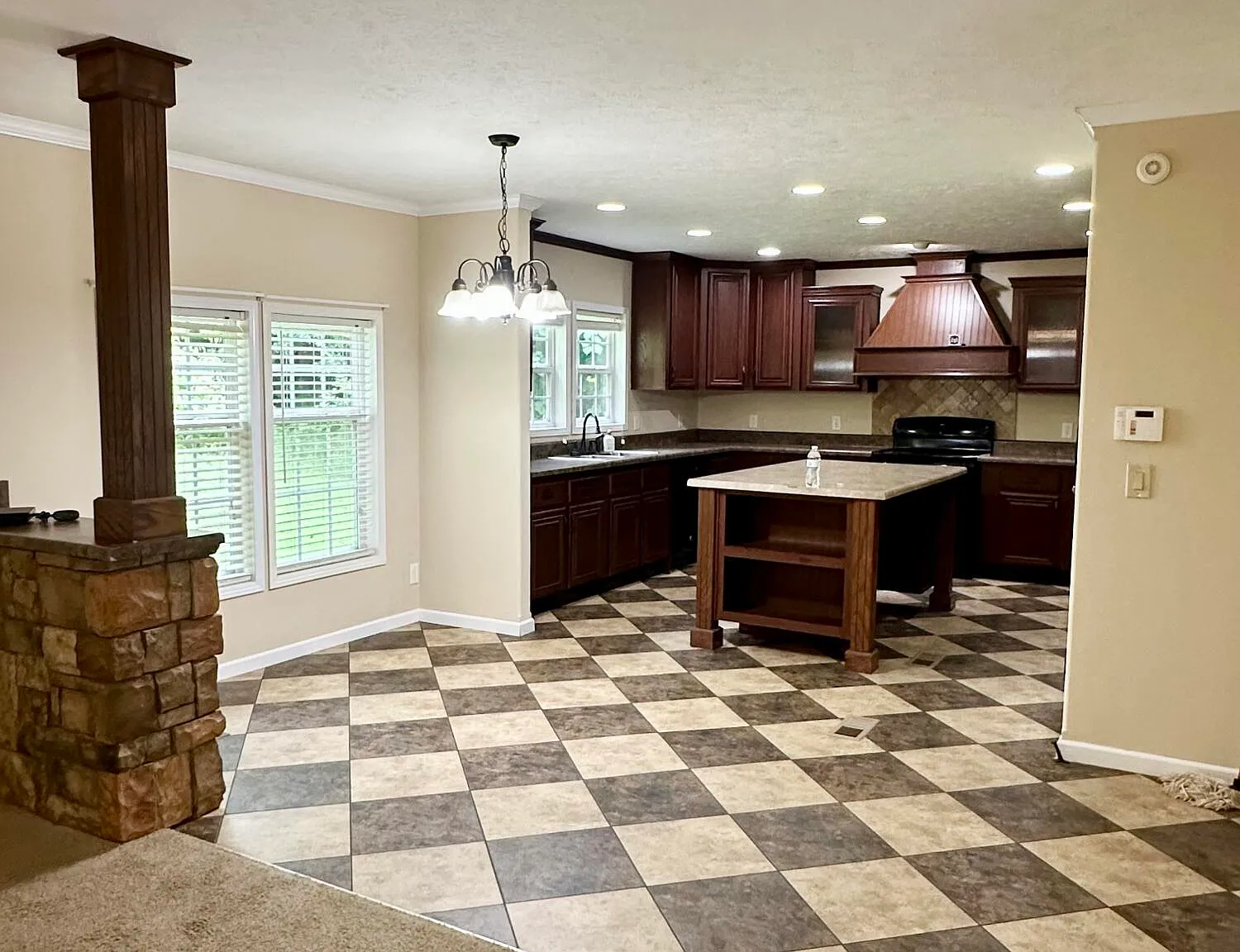 3 bed, 2.0 bath, 2304 sqft, $1,200 — Photo 3