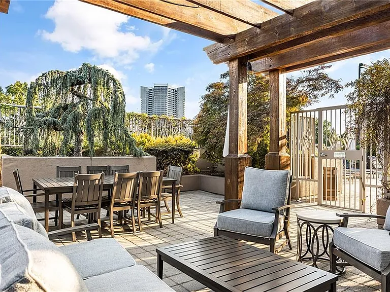 2795 Peachtree Rd NE #1701 — Photo 30