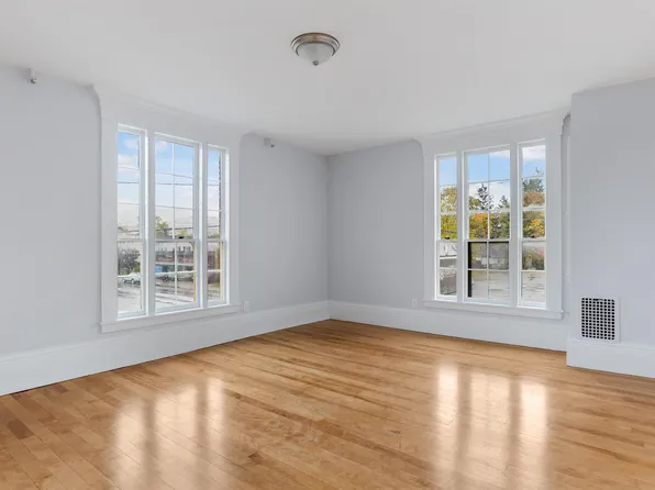 109 Pleasant St #203, Claremont, NH 03743