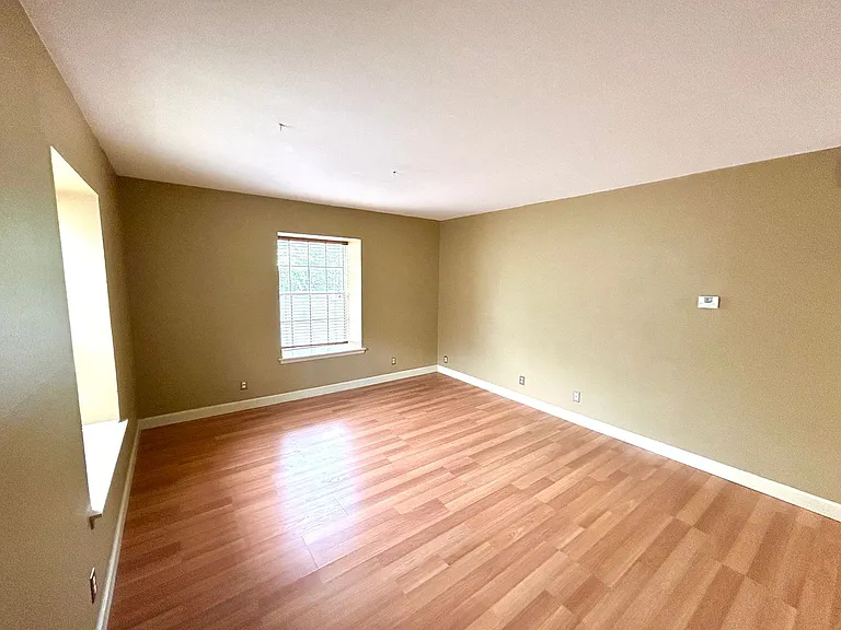 1045 Shook Ave #113 — Photo 3
