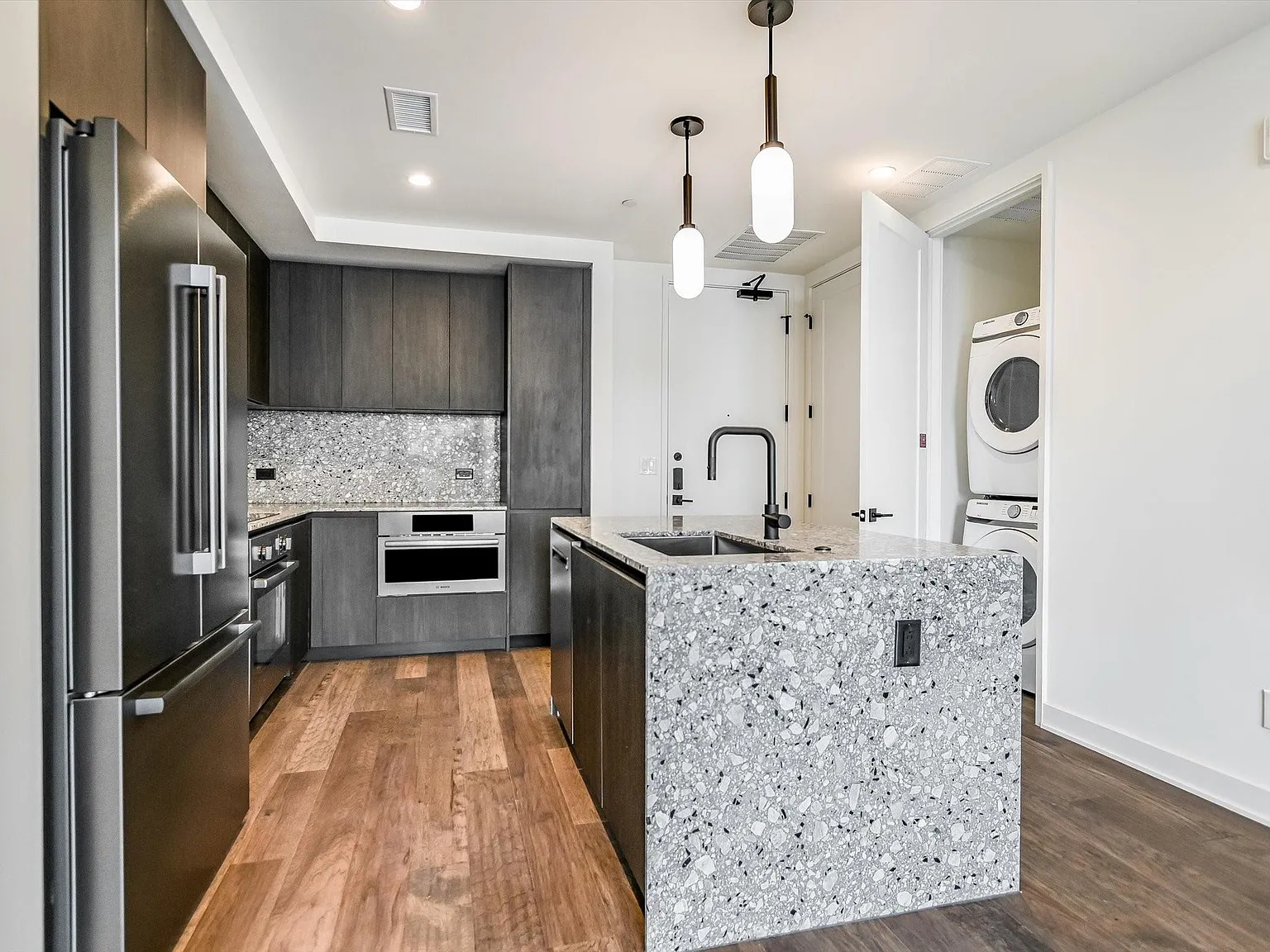 2 bed, 2.0 bath, 969 sqft, $3,450 — Photo 3