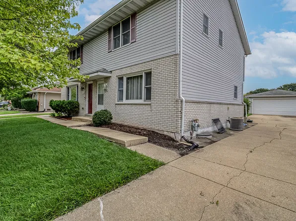 2465 Red Oak Trl, Crest Hill, IL 60403