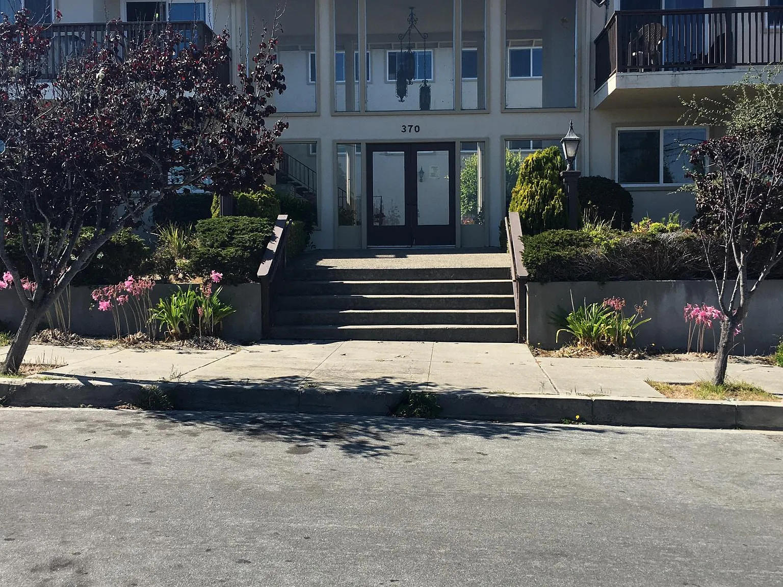 370 Clay St — Photo 1