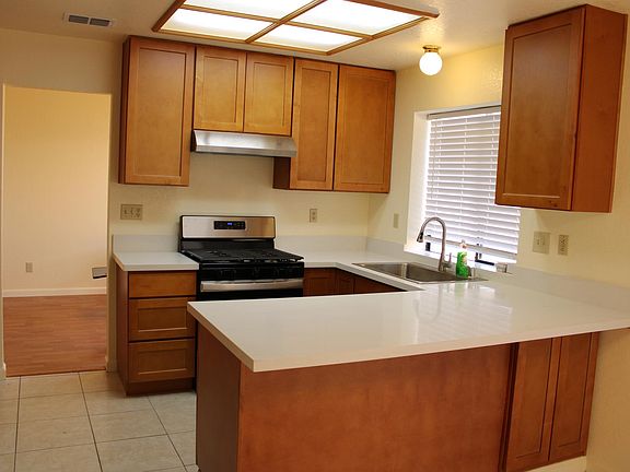 3rd image of 748 Meadowhawk Dr