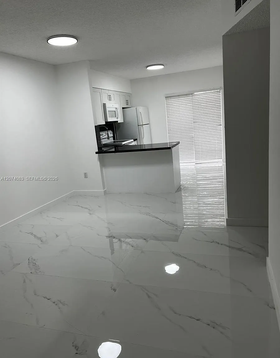 Alameda Tower 6 Condo — Photo 3