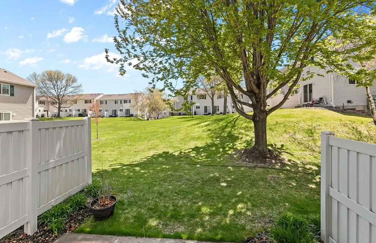 2 bed, 950 sqft, $1,975 — Photo 3