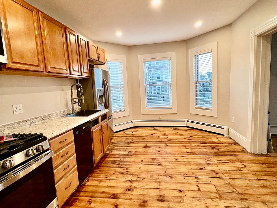 Big Eat in Kitchen w/ oversized double door fridge 
Big Gas Griddle stove
Dishwasher