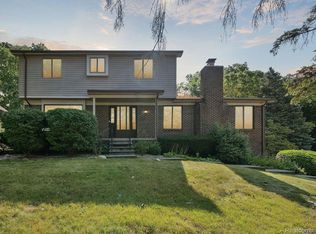 35881 Smithfield Rd, Farmington, MI 48335