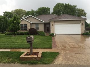 605 Deerfield Dr, Pekin, IL 61554