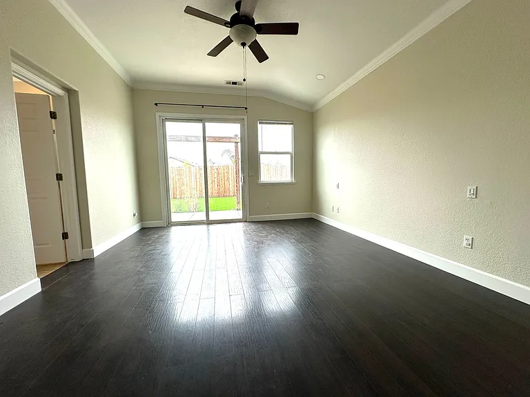 402 Albrecht St — Photo 16
