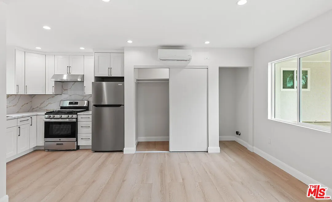 Studio, 1.0 bath, 340 sqft, $1,800 — Photo 3