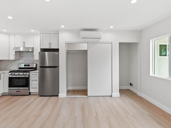 3rd image of 6930 Babcock Ave