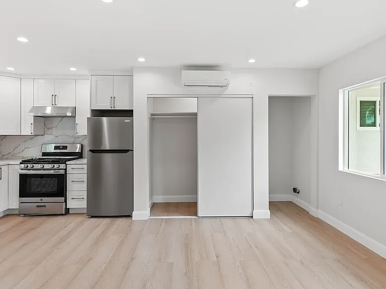 6930 Babcock Ave — Photo 3