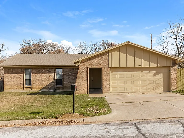 2727 Lucas Dr — Photo 1