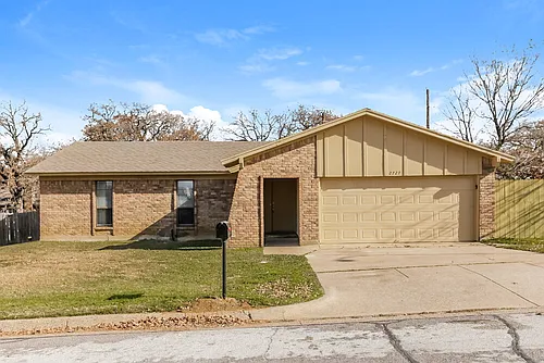 2727 Lucas Dr Photo 1