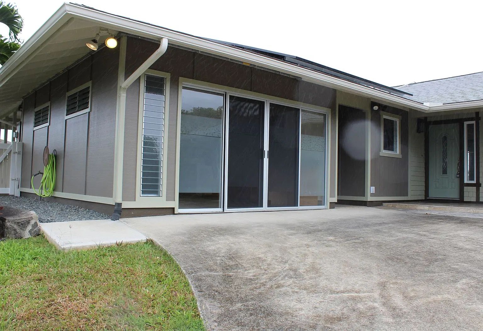 Spacious 3 Bed / 3 Bath Kaneohe Home - $4,850/mo - Available 12/1 — Photo 2