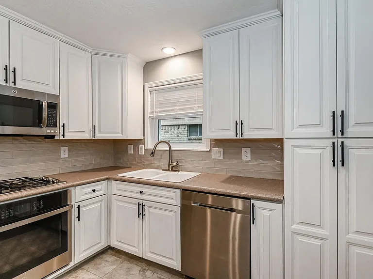7923 Dawnridge Dr — Photo 5