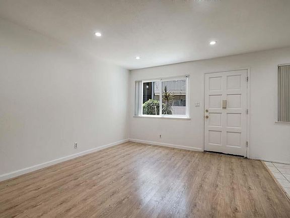 4th image of 46728 Crawford St #18