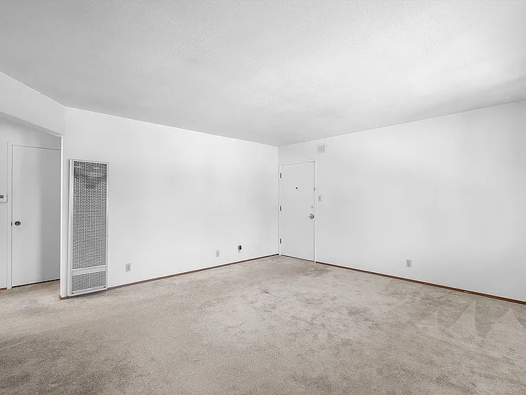 1336 Broadway #B - 2 bedroom | 1 bath | Upper unit w/ a private balcony — Photo 5