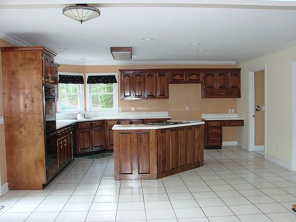 Open Kitchen w/tons of cabinets