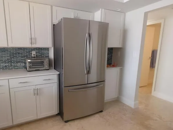1000 Parkview Dr APT 125, Hallandale, FL 33009