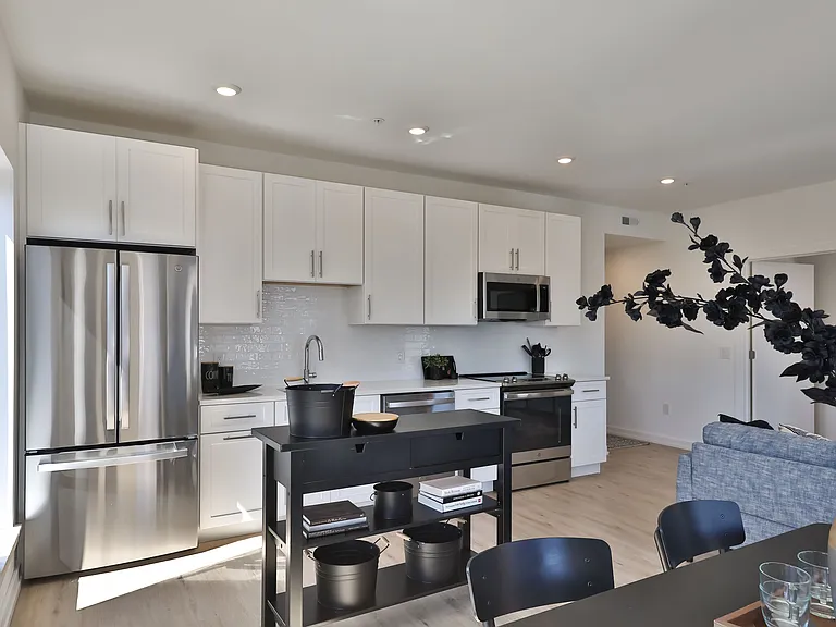 231 W Johnson Street — Photo 14
