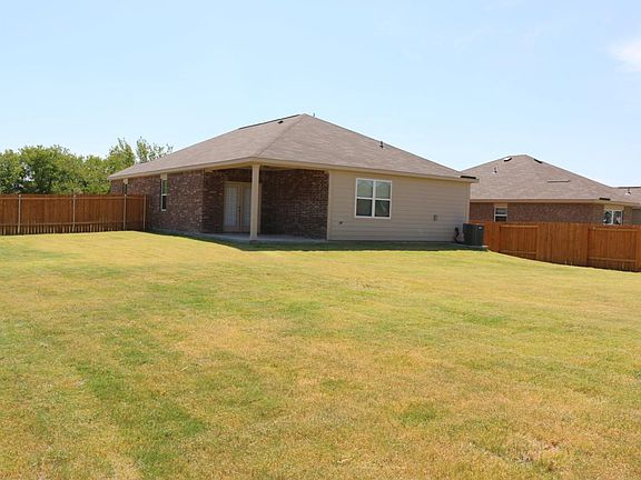 2nd image of 200 Cottonwood Dr