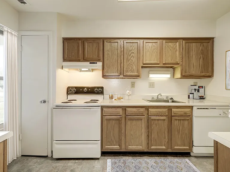 Brookmont Apartments — Photo 10
