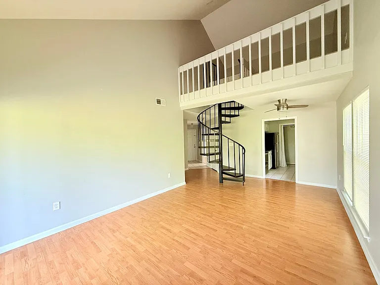 2553 Stockbridge Dr #B — Photo 3