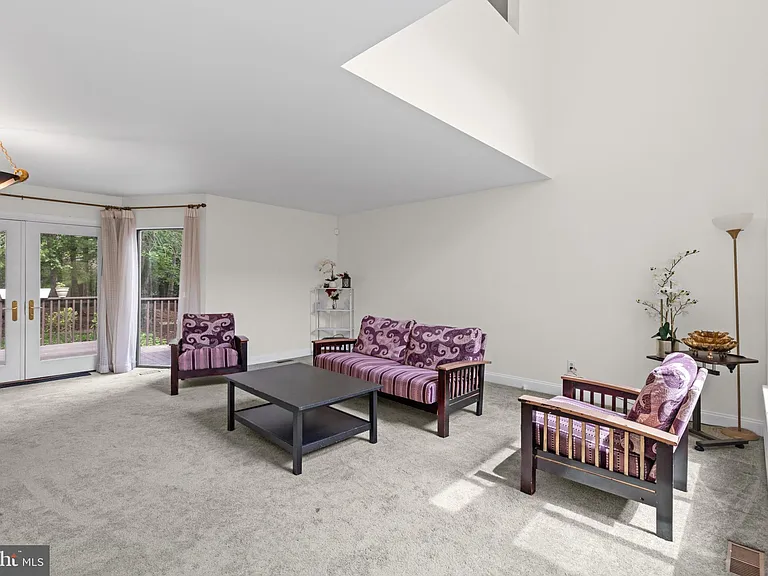 130 Sayre Dr — Photo 8