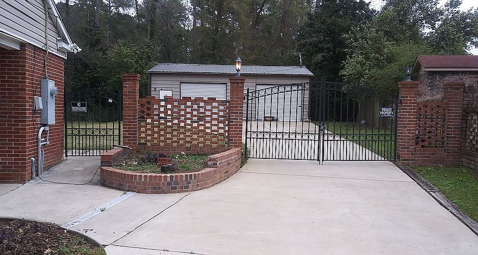 2nd image of 919 W Woodlawn Ave