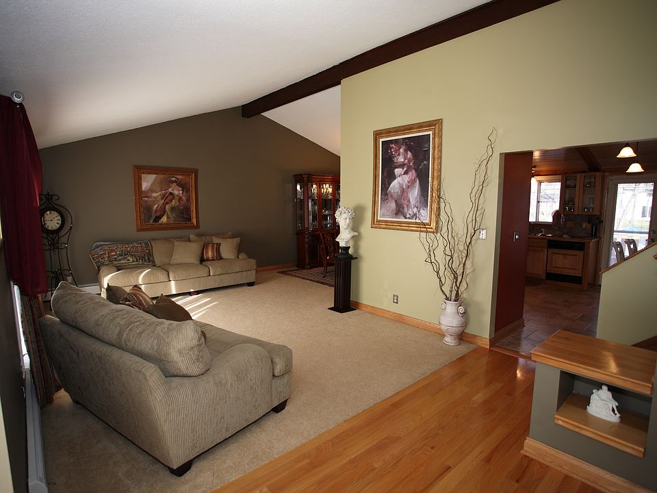 1st image of 330 Robin Hill Dr