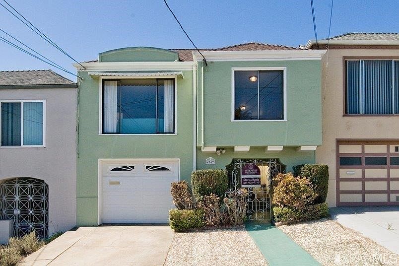 A partial Ocean view can be enjoyed from the rear bedrooms.     Easy access to Highways/Freeways!